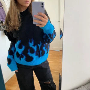 Cool eldtröja  - Asball tröja med eld på, dock inte min stil så säljer 💙🖤