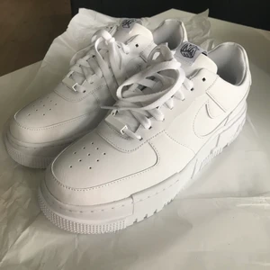 Nike Air Force 1 Pixel Dam - Helt nya Nike Air Force 1 i storlek 41 😍 Jag säljer dem pga att storleken inte passar mig 🤍 De är helt oanvända och i perfekt skick. Skickas i Nike lådan ☺️ Frakten ingår ej i priset 🥰 Obs. Kan ha fel på fraktkostnaden och tar ej returer 😉🌹
