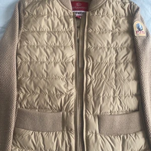 Parajumper  - Dun jacka använt 2 gånger som ny inga skador köpt från miinto för några månader sen kvitto finns. Storlek XS färg beige 