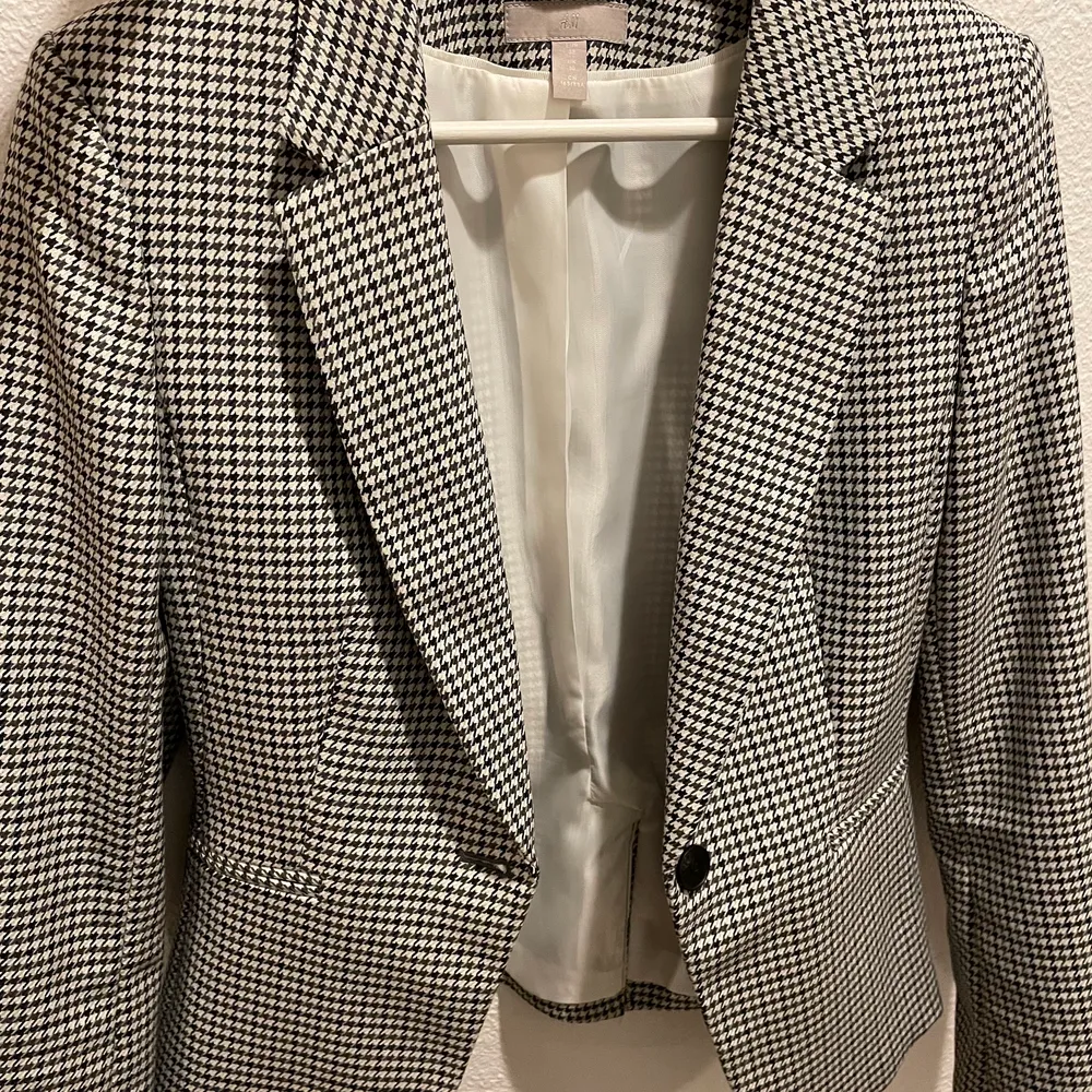 Checkered black & white blazer. H&M. Size 38 EUR. Fits true to size. Perfect for workwear, super chic and effortless classic. I’ve used mostly for work, perfect condition inside as well (as you can see per the third pic). Bought around one year ago at Drottninggatan H&M in Stockholm. . Kostymer.