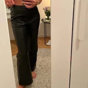 Skinnbyxor  - Skinnbyxor från vila strl S! 🖤 Widelegs/bootcut. Använda en gång. Köparen står för frakt 