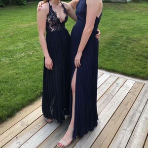 Balklänning - Superfin marinblå balklänning, den är ifrån bubbleroom och är använd 1 gång. Den är i bra skick och sitter superbra på mig som är 160. Den är uppsydd i längden för den var tidigare för lång på mig. Den är köpt för 800kr men jag säljer den för 650kr. Den är storlek XS