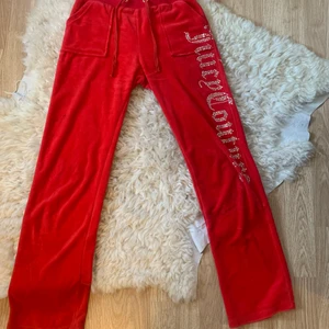 JUICY COUTURE - Juicy Coutur sätt. Står att det är storlek M, MEN DET ÄR EN XS I PASSFORM. Superskönt och härligt. Endast använt hemma 2 max 3 gånger. Köparen står för frakt