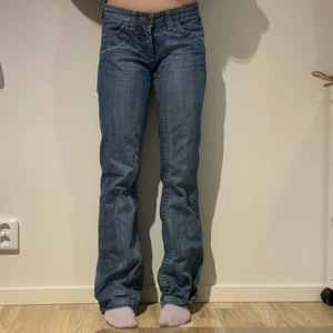 Jeans  - Säljer ett par jeans från vera Moda. I storlek W29 L34. Var inte rädd och fråga❤️