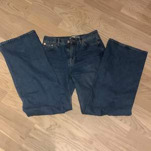 Hej säljer ett par mörk blåa jeans i storlek 26 ,mid waist, dom kostar 500kr och är från junkyard, använda 1 gång. Så typ helt som nya men säljer för 300kr. Pris kan diskuteras. Var inte rädda att fråga❤️kom privat för bättre bilder. Blir så inzoomade här.