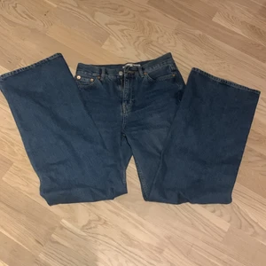 Jeans - Hej säljer ett par mörk blåa jeans i storlek 26 ,mid waist, dom kostar 500kr och är från junkyard, använda 1 gång. Så typ helt som nya men säljer för 300kr. Pris kan diskuteras. Var inte rädda att fråga❤️kom privat för bättre bilder. Blir så inzoomade här.
