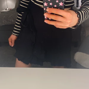 Kjol - Säljer denna super fina kjol från SHEIN då den inte kommer till användning, kjolen är oanvänd har bara testat den på ett fåtal gånger. Kjolen tvättas såklart innan den skickas! (Köparen står för frakten) har du några andra funderingar eller är intresserad så är det bara att höra av sig❤️‍🔥