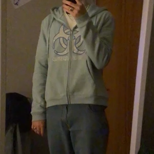 Rhinestone hoodie - Hej säljer min Rhinestone Hoodie från The weekend studios. Den är i väldigt gott skick och knapp använd. Alla Rhinestones sitter kvar. Mycket tung och bra kvalitet. Gjord av french terry cotton 