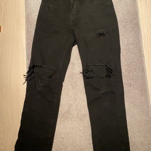 Snygga vida byxor med hål❤️‍🔥 - Svarta vida jeans från pretty little thing med stora hål/slitningar❤️‍🔥 framknappen finns dock inte kvar men mannan sy dit en ny. 