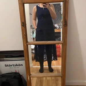 Klänning Chica London - Mörkblå klänning i stl 10. Använd en gång då de inte var min stil. Finns fickor på den, från märket Chica London