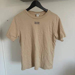 T-shirt, xxs  - T-shirt ifrån MONKI🤍 Storlek xxs🤍