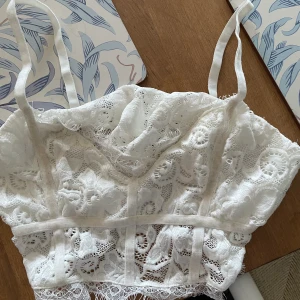 Spets topp - Spets topp från NLY TREND i storlek small. Paket skickas samma dag som betalning är mottagen. Vid frågor vänligen kontakta via meddelande. 