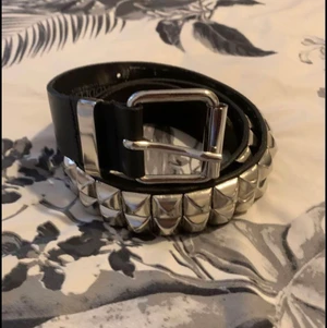 BÄLTE - En riktigt fin bälte med metall design. OBS! En av metall pyramiderna har lossnat men man kan limma fast den utan problem.