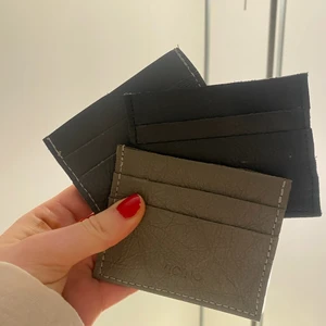 VICINO - Nu släpper vi ett nytt dropp, 003. Vi säljer färgerna svart, grå och grön. Priset är 299kr och just nu skänker vi 10kr för varje såld korthållare som stöd för det utsatta i Ukraina. 