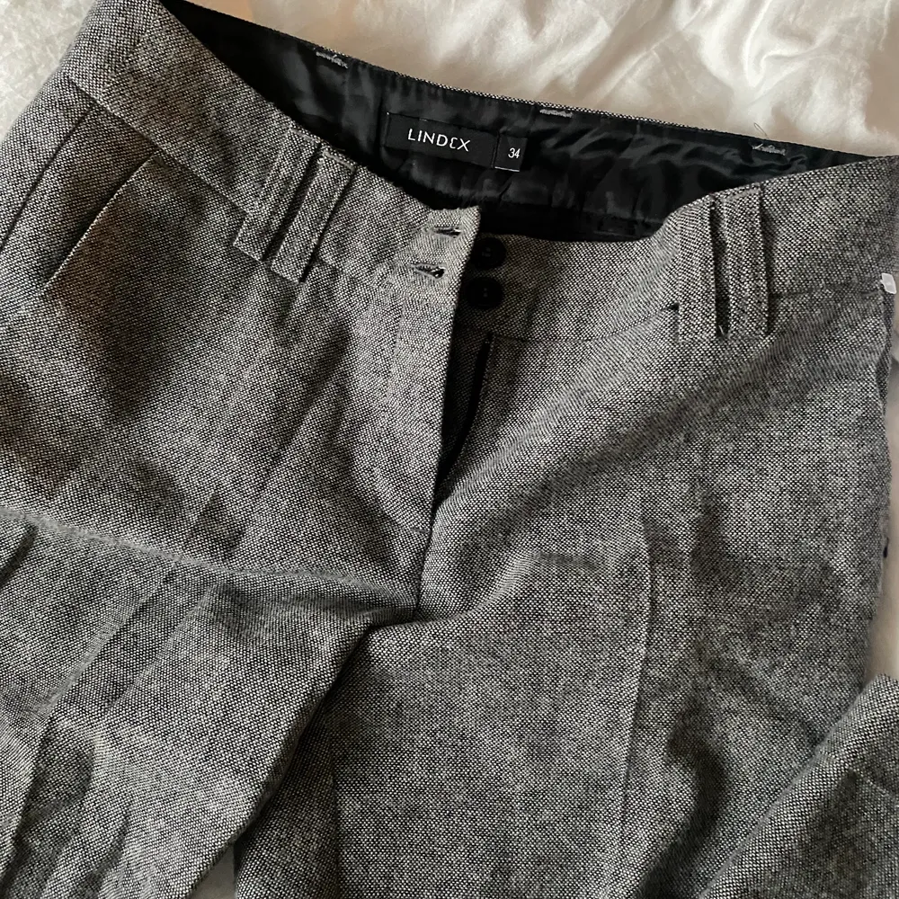 skit snygga kostymbyxor stl 34, gråa, medelhög midja🙌🏽 från lindex men köpt vintage så finns ej kvar:(💕. Jeans & Byxor.