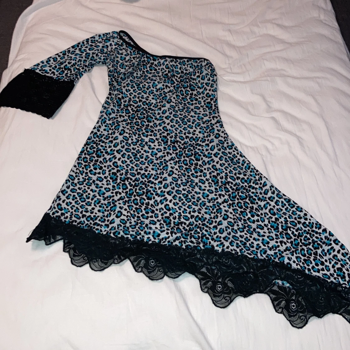 Blå klänning med en axel