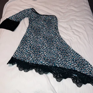 Blå klänning med en axel  - Blå klänning med en bar axel. Storlek S 