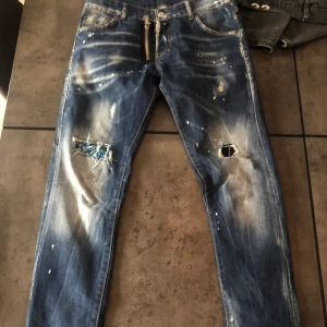  dsquared2 jeans  -  Nu säljer jag mina dsquared2 jeans använd 10 till 15 gånger original pris 5000kr säljer dom för 1800kr 