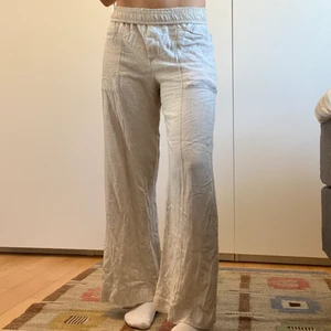 Linnebyxor  - Beiga raka linnebyxor med resår och snöre. Man kan även vika ner resåren som jag gjort på bilden. Säljer för att de är några cm korta på mig som är 168 cm💓