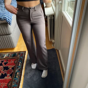 Kostymbyxor från Madlady - Jättefina gråa kostymbyxor från Madlady i modellen Nova. Storlek XS längd 32, passar bra längdmässigt för mig som är 170cm. Använda ca 3 gånger, nypris 499kr.