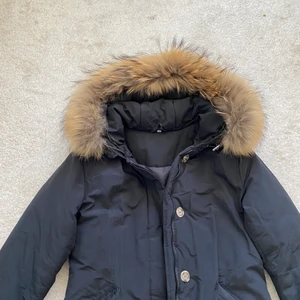 Vinterjacka säljes! - En svart vinterjacka för dam med mjuk päls säljes för 2000kr. Jackan har använts 2 gånger så den är i nyskick. Storleken på jackn är L. Priset kan diskuteras. Om du är intresserad av jackan då kan du kontakta mig.