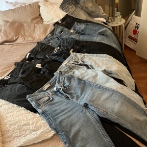 Jeans  - Säljer 10 par jeans och 1 par skinnbyxor, köpare står för frakten. 
