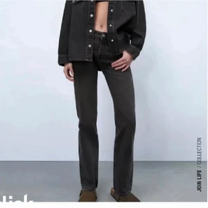 Zara jeans  - Zara jeans! Hade ett jätte litet  hål vid rumpan men har sytt igen så de syns ingeting! Super fina💕