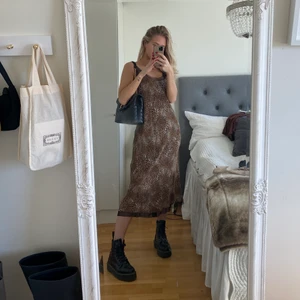 Klänning  - As ball leopard klänning köpt i London, jag är 175 cm ❤️