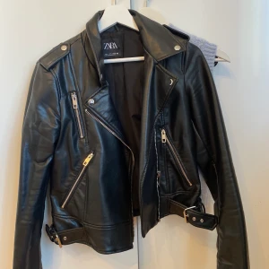 Zara skinnjacka  - Fin skinnjacka från Zara som är använd 2gånger, storlek S 