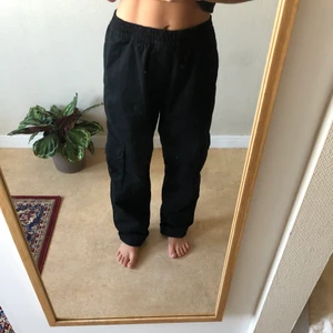 Sweet sktbs  - Svarta baggy cargobyxor från Sweet Skateboard. Storlek M. Fickor på sidorna av benet och logga där bak. Resår och snörning i midjan. Jag är 160 cm.