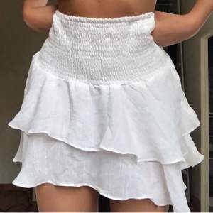 Älskar denna kjol men har en annan vit och behöver inte två. 🤍