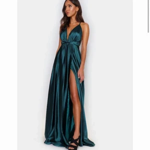 Balklänning  - Säljer denna suuuper fina satin balklänningen från Youmefashion som tyvärr inte passade mig så bra :// endast testad så den är precis som ny💕💕 ordinarie pris 2399kr 