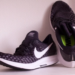 Nike zoom Pegasus 35  - Superfina skor som är använd ca 2 gånger och är i storlek 40,5 som är 26 cm fot 
