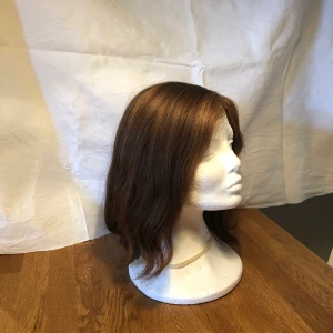 Peruk ÄKTA HÅR - (Nr 4) ÄKTA HÅR! Säljer alla mina peruker! Självklart kan man köpa alla för paketpris eller endast en. Strl M (kan sys in om en mindre storlek skulle behövas). Brun färg, luftig med kort, äkta hår. Ser otroligt naturlig ut på. Originalpris: 10.000kr 