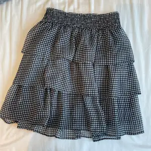 Populär rutig kjol från hm som är slutsåld!! Använd någon gång i somras så skicket är superbra😍 120kr + frakt!