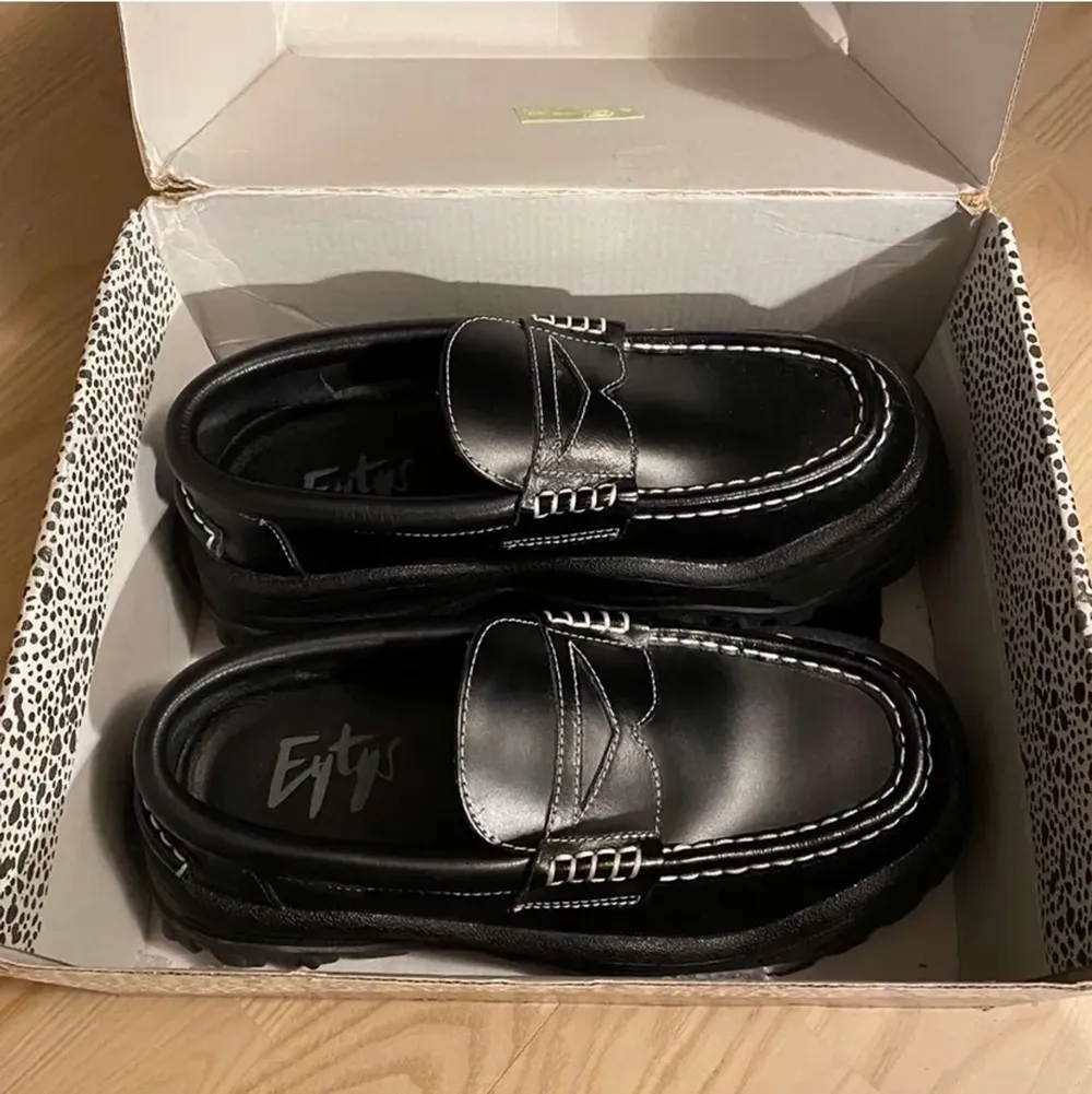 Svarta ”Angelo” Eytys läder och rågummi plattform loafers. Originalpris 2800kr. (Obs bilderna är lånade från förra ägaren men skicket är detsamma som på bilderna!). . Skor.