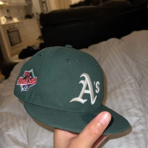 Oakland fitted 1998 special 59fifty - En underbar fitted keos med en ”side patch” den är 1998 special version och kostade 750kr ny. Jag har använt den och den kommer utan klistermärke men annars i bra skick