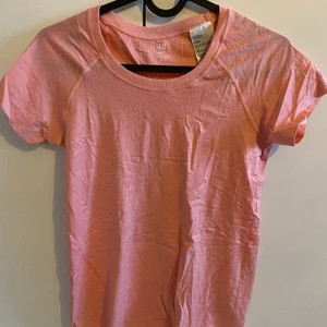 Träningstopp - Tröja i funktionsmaterial, stretchig. Köparen står för frakt. 