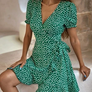 Klänning  - Sommarklänning i storlek m men den är mindre i storleken,  aldrig använt bara testat.  