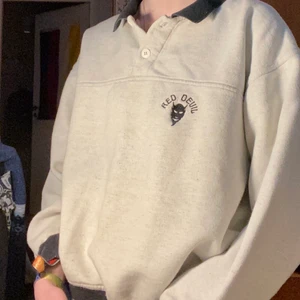 Red devil tröja - Fin tröja från red devil:) i bra skick men något ”sticksig” och nopprig. !jag står inte för postens slarv!