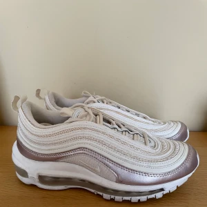 Nike Air Max 97 - Nike Air Max 97, storlek 35,5 (passar en 36a). Väldigt sparsamt använda, i väldigt fint skick. 200 kr eller bud! 