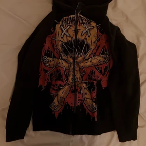 hoodie - En jätte gullig tröja som var en av mina favoriter ett bra tag. Ärvde den av min mor men nu bestämt att någon annan ska få turen att använda denna tröja. Inte nopprig någon stans och super bra sick. Ser inte sliten ut och har ingen missfärgning. Jag är en S men den sitter ganska baggy på mig funkar mycket bra på M också