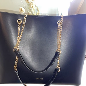 Väska från Zalando  - Mycket snygg väska! Lätt, mjuk och praktisk som jobbväska man kan använda i skolan också. Får mycket plats in i den ändå ser den elegant ut. Fördelen för väskan är att den innehåller en ytterligare mindre väskan med dragkedjan, där får man ha alla sina värdesaker. Jag är mycket nöjd men lite för stor för mig drför tänkte jag sälja den och köpa en mindre stället 