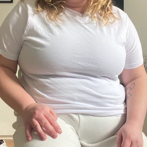 Vit T-shirt storlek XL - Vit T-shirt storlek XL, passar nog L också. Gott skick. Enkel men stilig. Osäker på vart den är ifrån men bild på insidan finns 