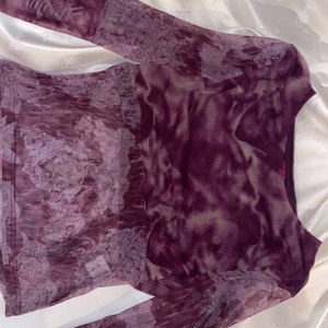 SUPER fin tröja - denna tröja e verkligen sjukt fin och unik aldrig sätt en sån och vet inte riktigt vart den är ifrån då jag fått den, och de framkommer inte på lappar. helt perfekt nu till sommaren men även våren🥰 bud från 200 eller köp direkt för 200-400kr💗💗