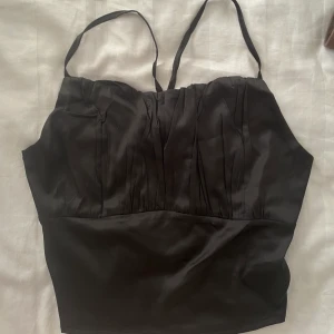 Festtopp - Snygg topp i satin! Från shein. 🖤