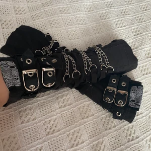 Handskar från poizen industries - Coola punk handskar med kedjor. I fint skick, använt fåtal gånger.finns spännen så man kan justera passformen.  Katt i hemmet.  Kan mötas upp i Uddevalla centrum om ej så står köparen för frakten. 