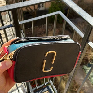 Väska - Fin väska i olika färger inhandlad i Bangkok. Utan band men går att koppla på vilken rem som helst :)