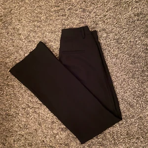 BikBok kostymbyxor i storlek 36 - Säljer ett par svarta kostymbyxor från bikbok i storlek 36. Sälj pga att de är för små. Använda ett fåtal gånger så fortfarande jätte fina! 