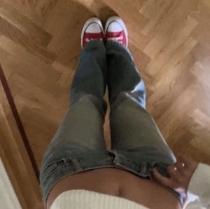 Brandy melville  - Låga/midwaist Brandy jeans i super skick. Färgen är som sista bilden! De är för små för mig i benen o midjan därför kan jag ej knäppa sista knapparna